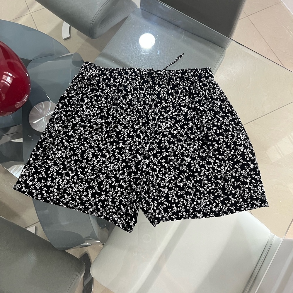 West Loop Shorts Black & White Floral print Size S /M Elastic Waist Drawstring